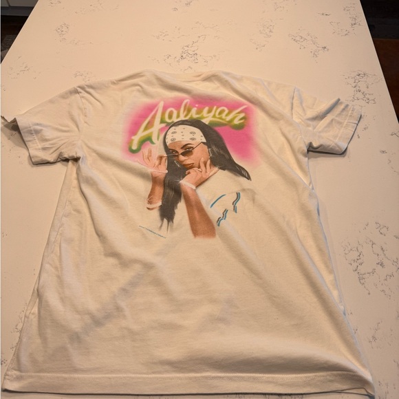 A&F Aaliyah graphic short sleeve shirt set - Picture 3 of 12
